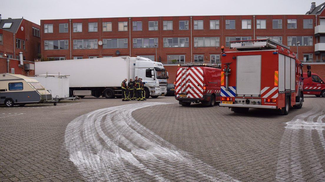 Het dieselspoor dat de vrachtwagen achterliet.