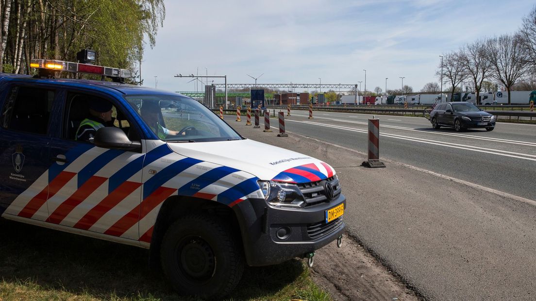 De marechaussee bij de grens (Rechten: ANP/Vincent Jannink)