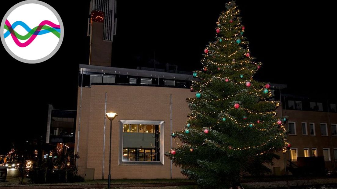 De kerstboom bij het gemeentehuis