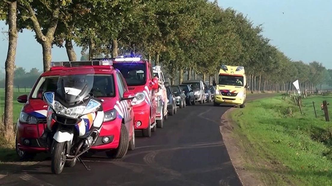Ambulance vertrekt bij woning in Welsum