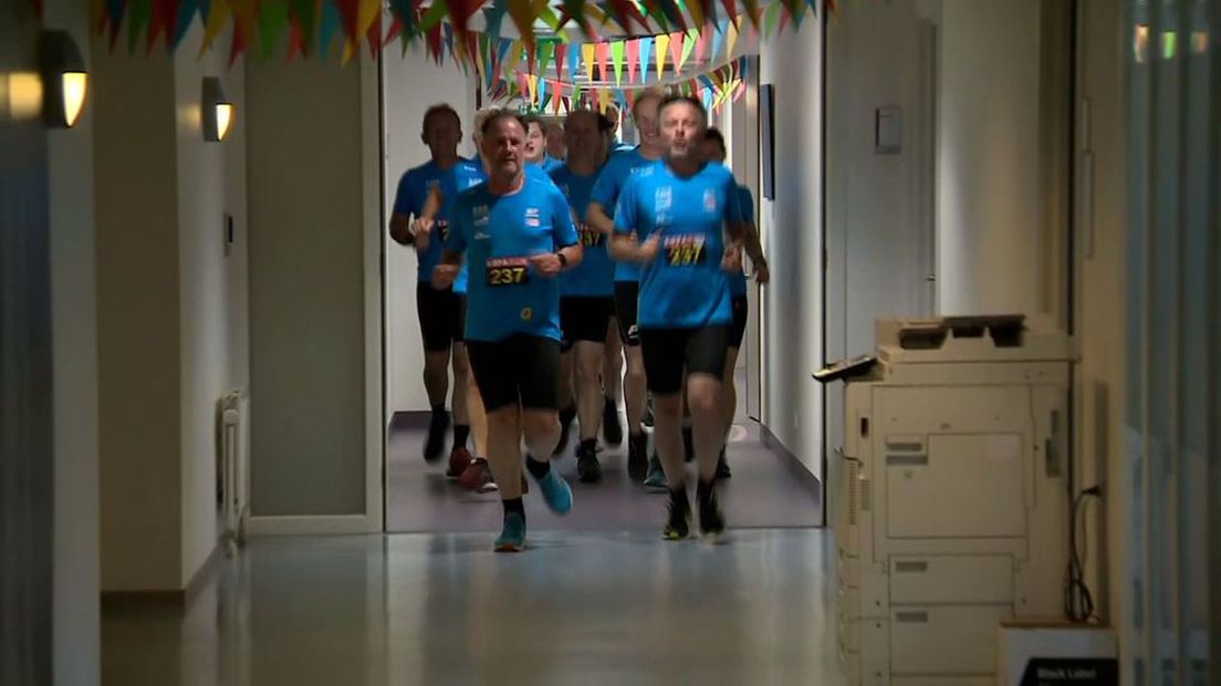De lopers gaan dwars door het ziekenhuis.