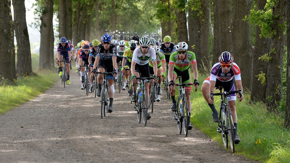 Het peloton snijdt een bocht aan in de Slag om Norg archief