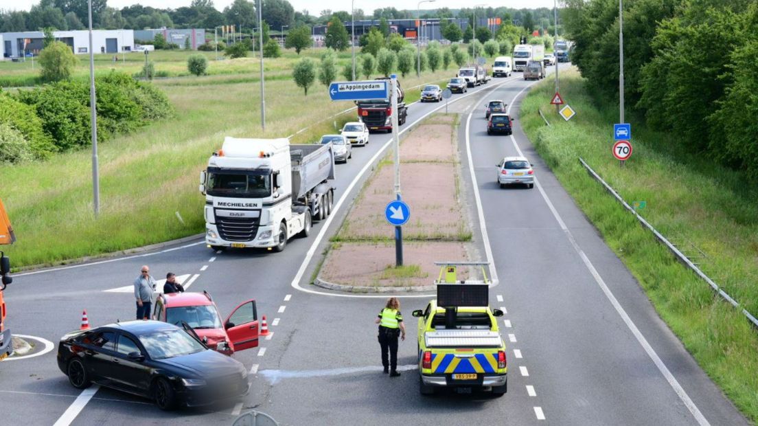 De auto's botsten op een kruising van de N33