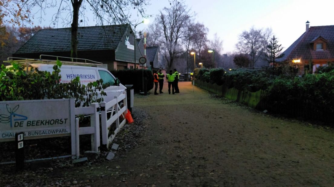 De controleactie op chaletpark De Beekhorst in Epe is nog steeds aan de gang. Rond 5.00 uur deden politie, belastingdienst, Inspectie SZW en de gemeente er een inval. Volgens de gemeente zijn er geregeld signalen van criminele activiteiten op het chaletpark. Ook is er sprake van illegale permanente bewoning.