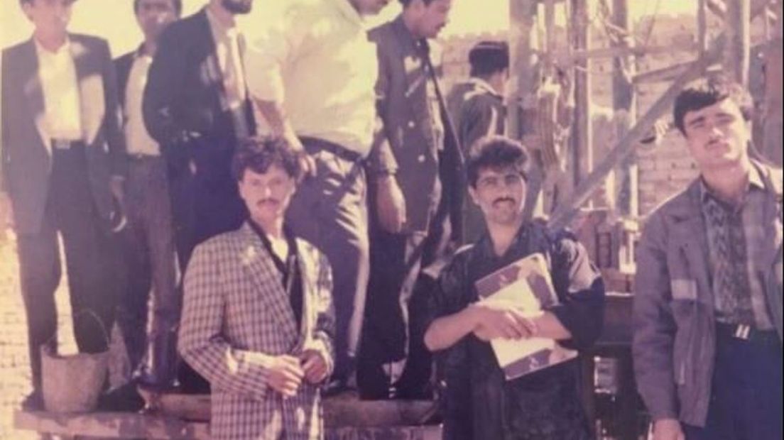 Nasir Safi als jonge ingenieur (midden met papieren).