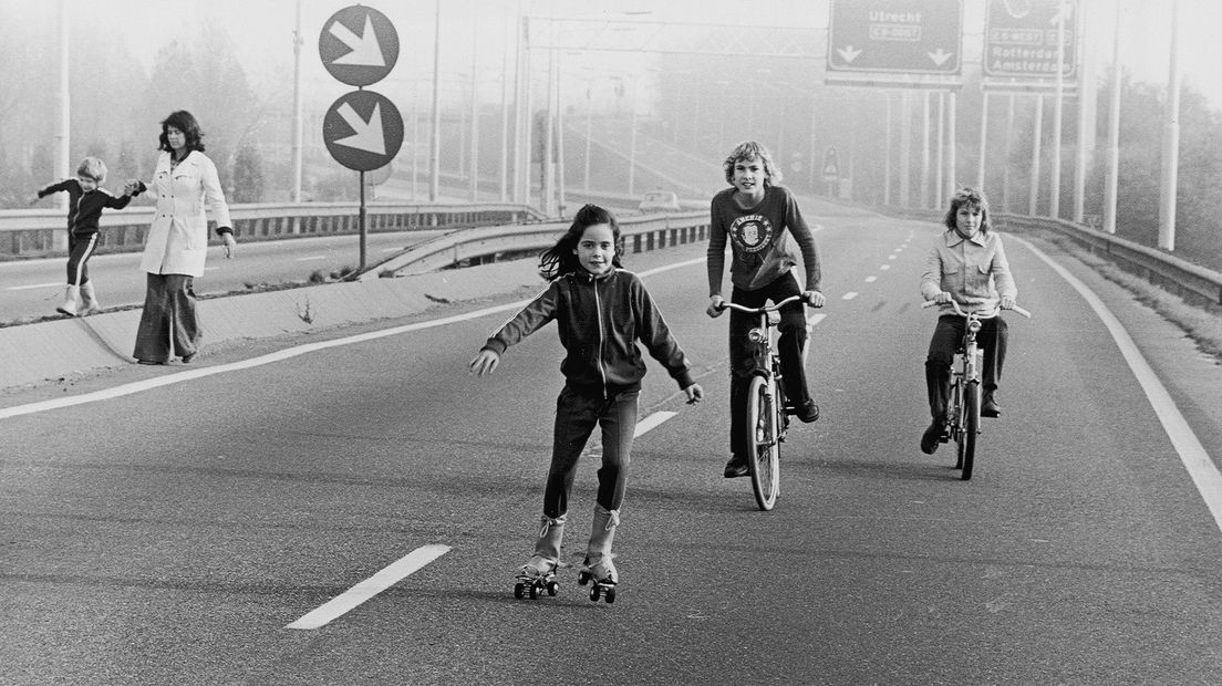 Rolschaatsen op de snelweg tijdens een autoloze zondag.