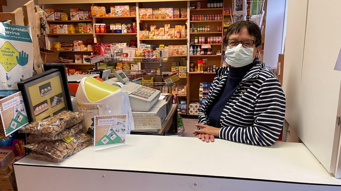 Eka achter de kassa van de dorpswinkel