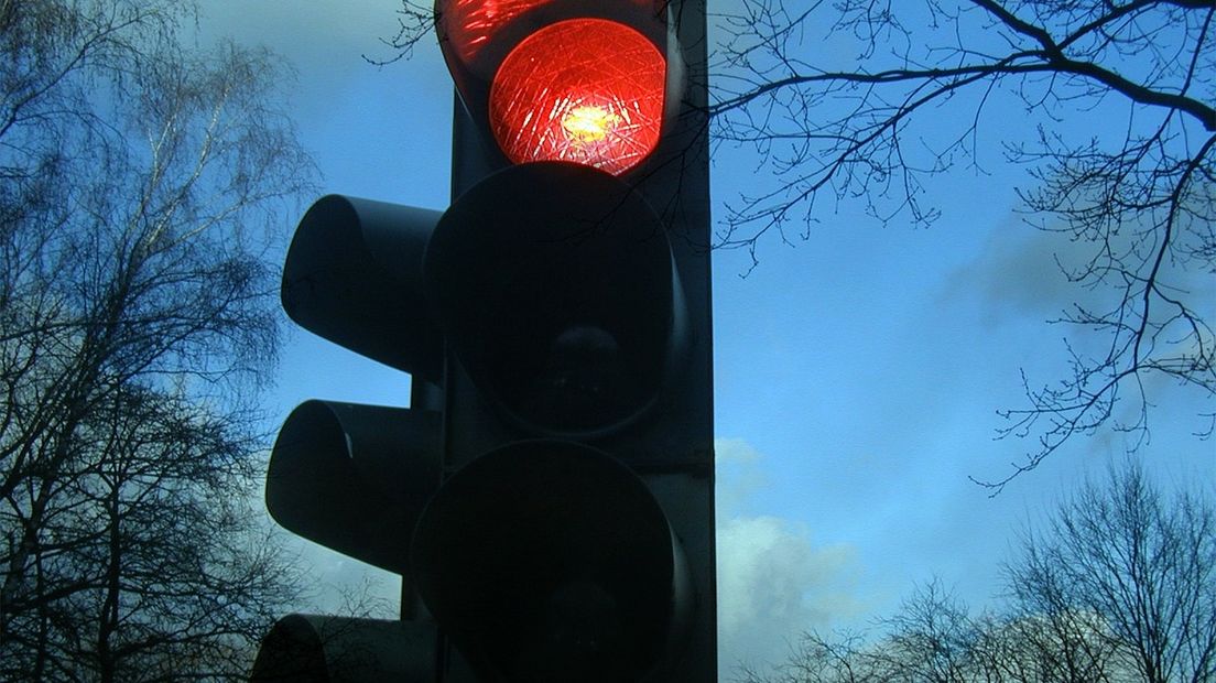 Een 53-jarige man reed door rood en kwam in botsing met een auto in Hoogeveen (Rechten: Pixabay.com)