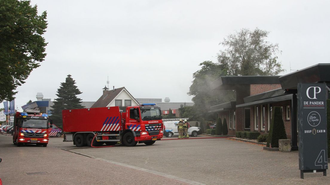 Brand bij een meubefabriek in Enter.