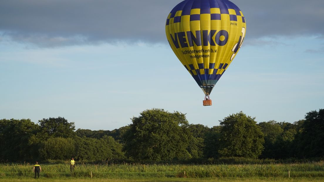Hulpdiensten wachten de ballon op