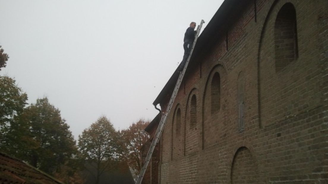 Dakgoten worden geleegd tijdens inspectie kerk Anloo