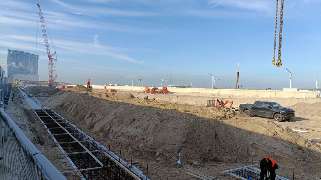 Achter de Visafslagweg wordt druk gewerkt aan de bouw van de nieuwe parkeergarage