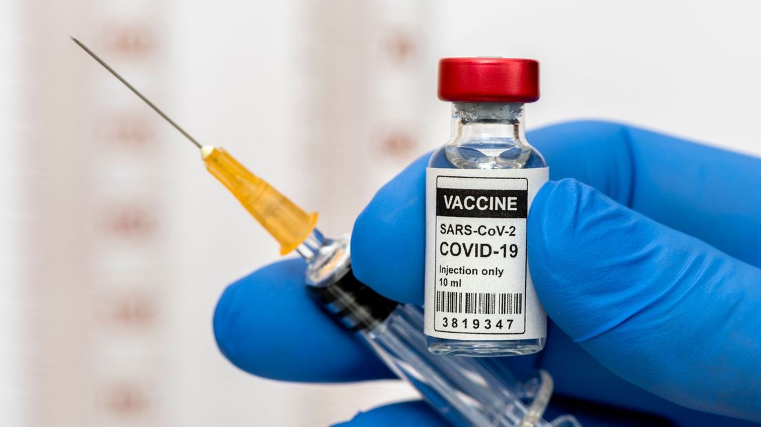 Een coronavaccin met injectienaald