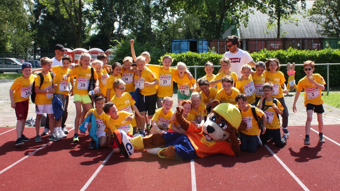 Houtrustschool in Den Haag wint nieuw schoolplein een maand nadat