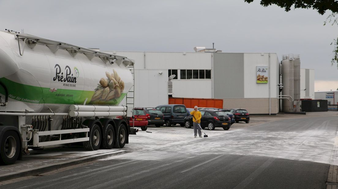 Parkeerterrein broodfabriek Pré Pain bezaaid met meel