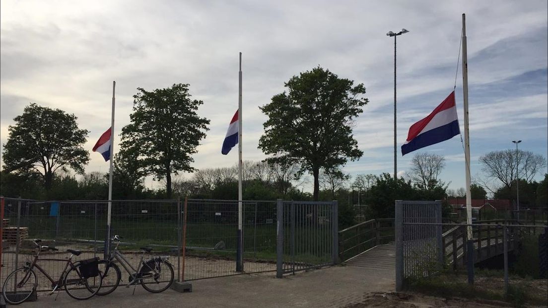 De vlaggen halfstok bij Oranje Nassau in Almelo