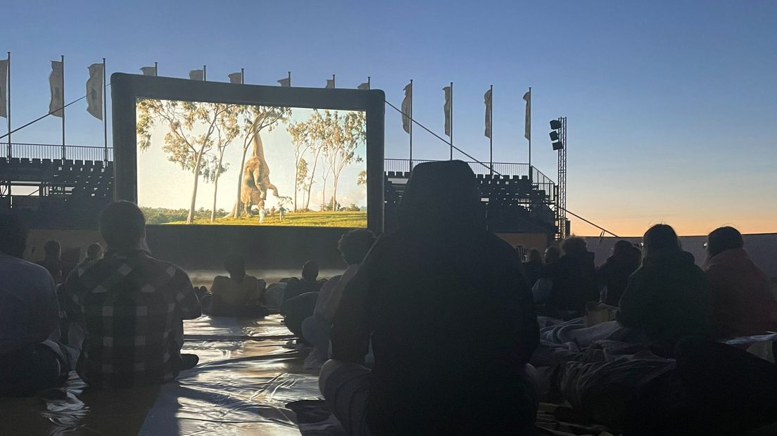 Jurassic Park is te zien op het witte doek tijdens de Pathé Summer Cinema