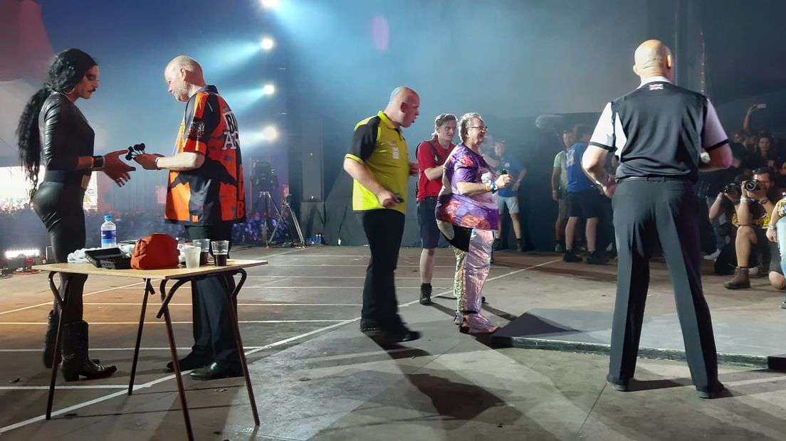De Zwarte Cross 2019 is in volle gang. De eerste optredens zijn achter de rug en de camping is open. Michael van Gerwen en Raymond van Barneveld gooiden als slotstuk tegen elkaar in de tent. Dat werd een hilarisch optreden. Lees hier hoe de donderdag verliep!