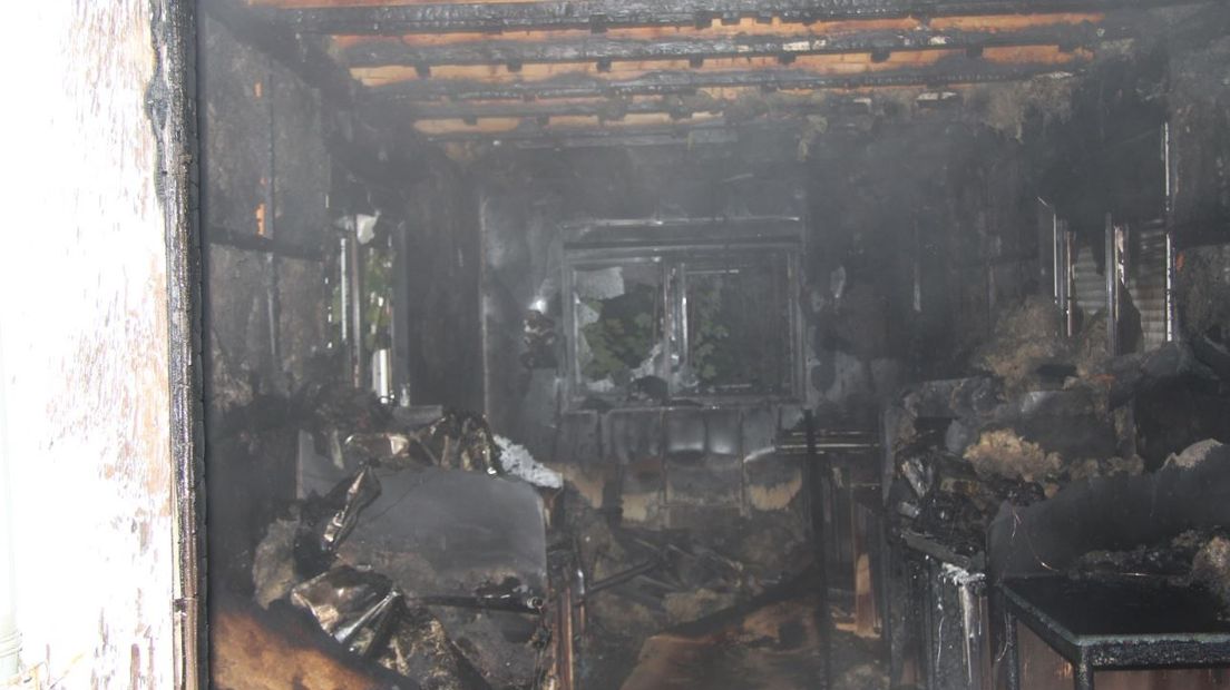 Een portakabin aan de Wadenoijenlaan in Tiel is maandagnacht door brand verwoest. Volgens de politie gaat het niet om brandstichting.