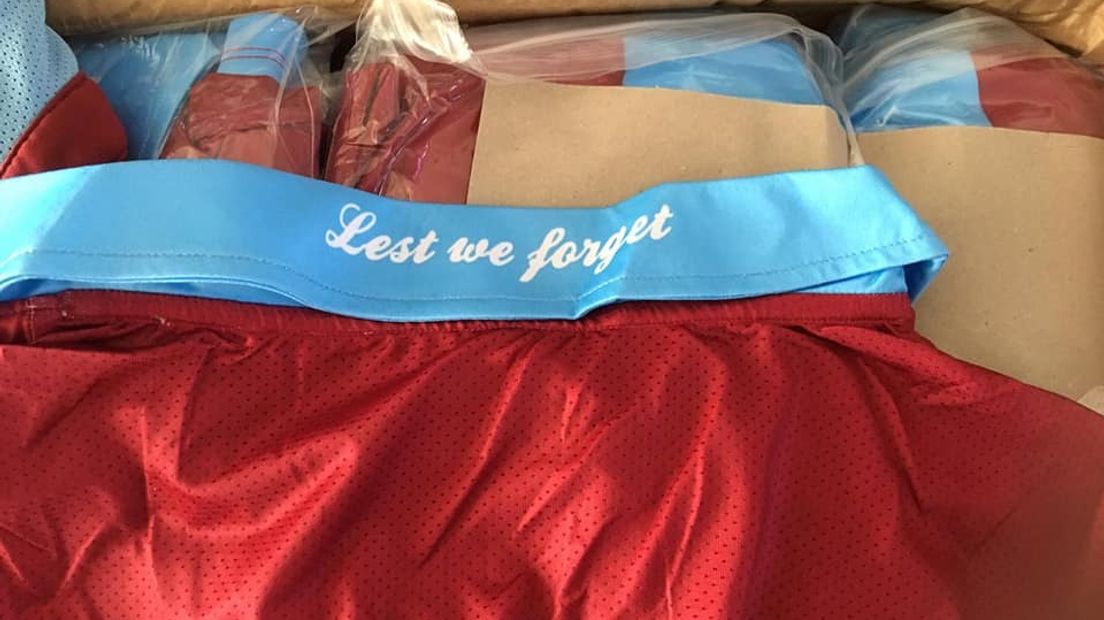 Een Engelse Rotterdammer die Vitesse-fan is, laat voetbalshirts bedrukken met namen en leeftijd van de soldaten die tijdens Market Garden omkwamen. Het rugnummer is de leeftijd van de gesneuvelde en ook de eenheid van de soldaat wordt vermeld.