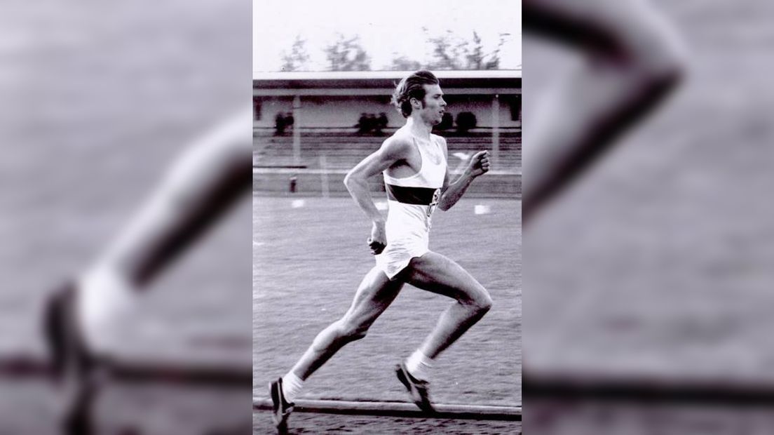 Kees Bijmolt in actie als atleet van GVAV in het Groninger Stadspark.
