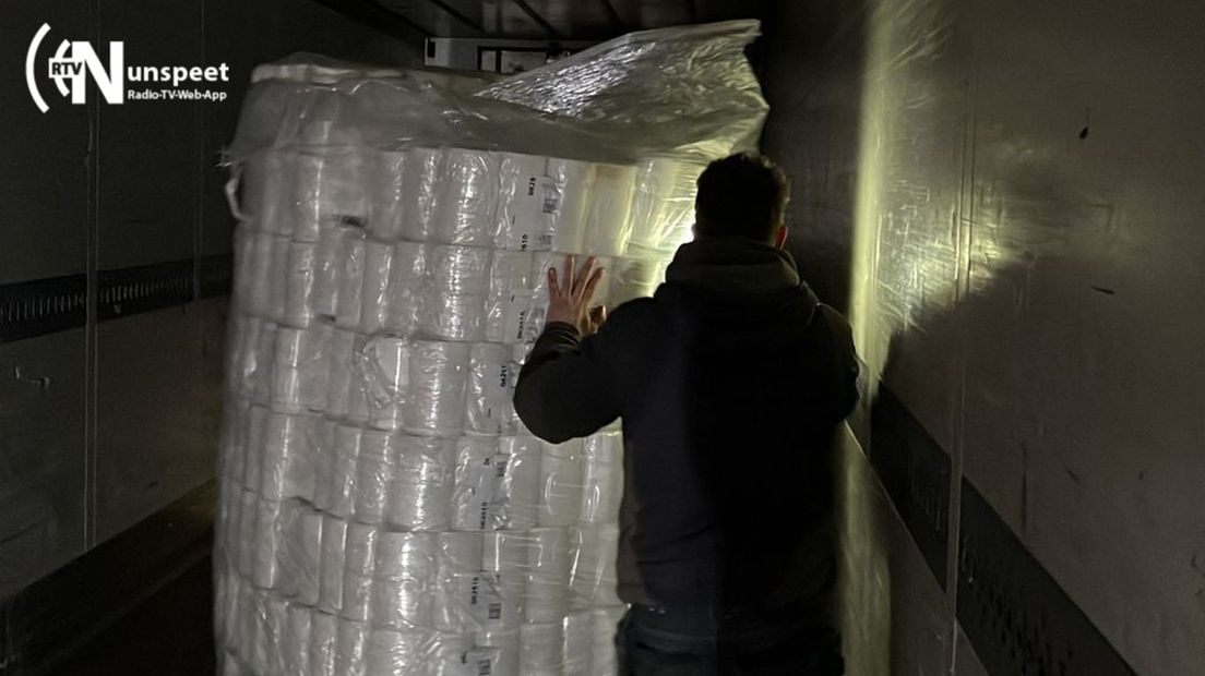 Pallets wc-papier worden ingeladen.