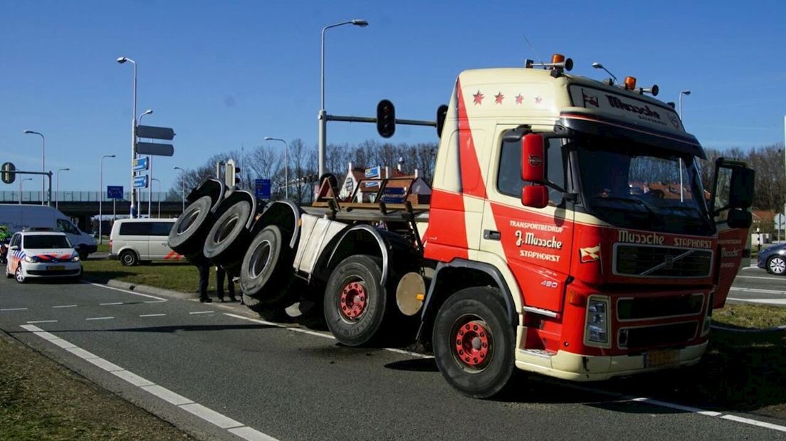 Omgevallen cementwagen zorgt voor verkeershinder