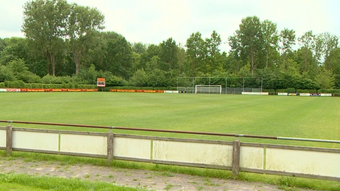 Dick Jol fluit wedstrijd met John Williams en Glenn Helder in Gasselternijveen - RTV Drenthe