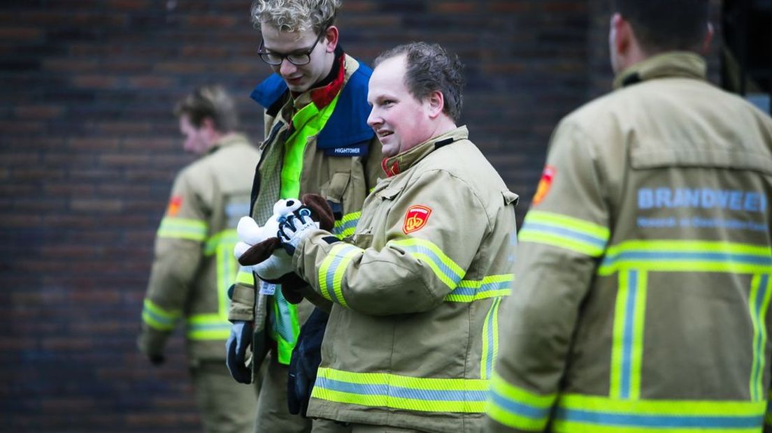 De brandweerlieden konden wel lachen om het speelgoedhondje.