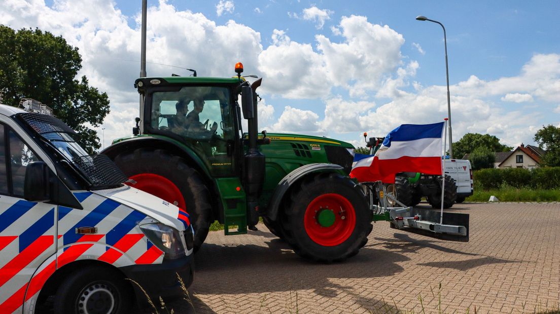 Boeren vertrekken vanuit hun trekkers via Moordrecht richting het distributiecentrum Bleiswijk