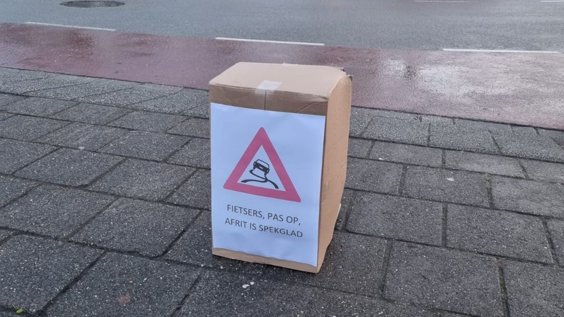 In een straat in Groningen Zuid worden fietsers gewaarschuwd voor de gladheid