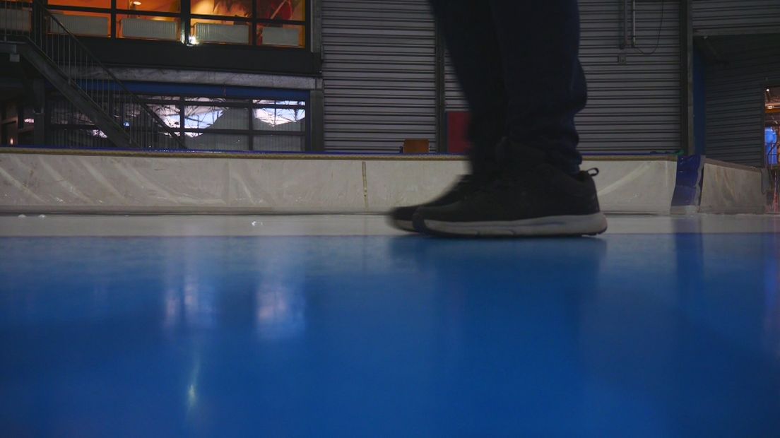De ijsbaan wordt klaargemaakt voor het schaatsseizoen