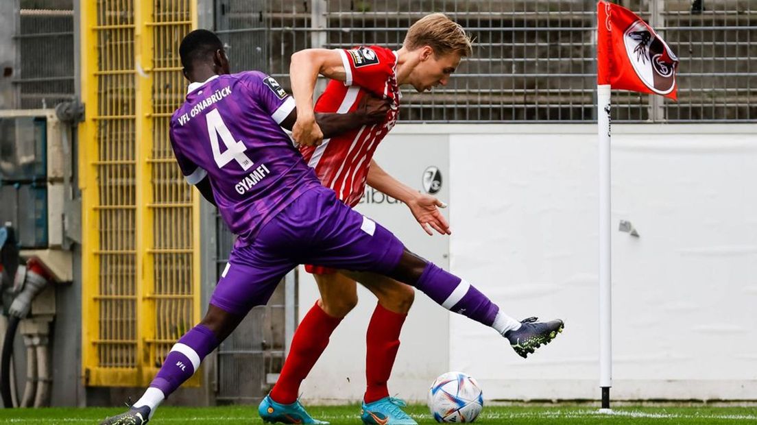 Vincent Vermeij voor SC Freiburg II in duel met Maxwell Gyamfi (VFL Osnabrück