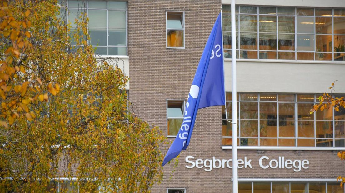 Bij het Segbroek College hangt de vlag halfstok.