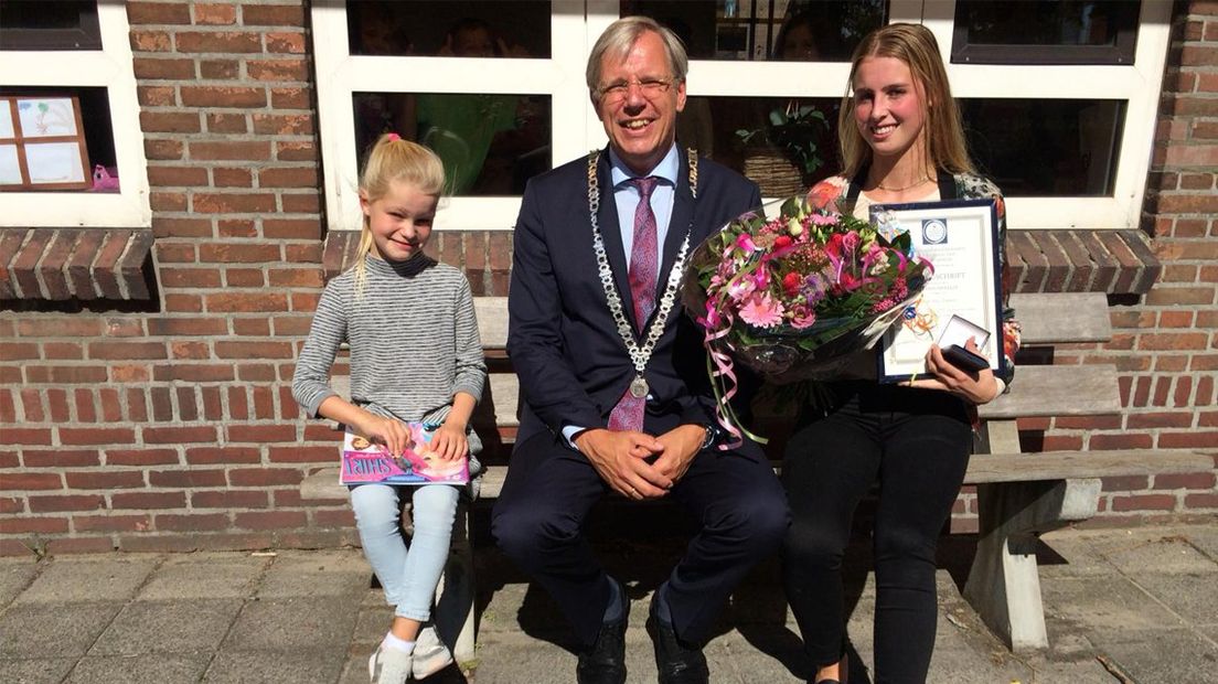 De 8-jarige Jade met burgemeester Cornelis Visser en de heldhaftige Britt. 