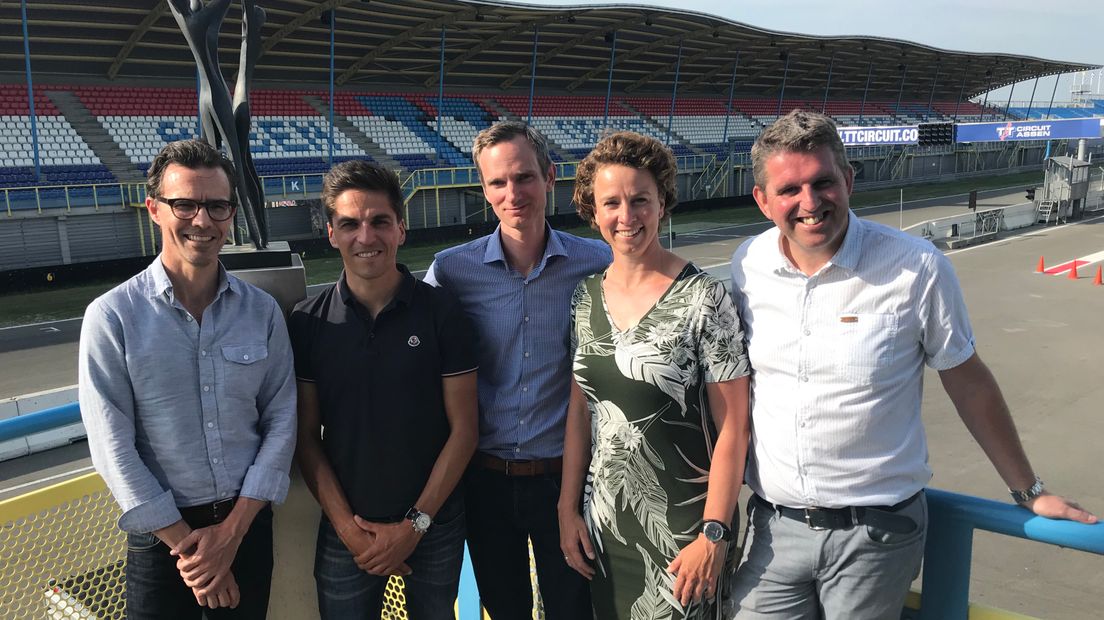 vlnr; UCI-vertegenwoordigers, Renate Groenewold en Eric Kersten (Rechten: RTV Drenthe/Karin Mulder)