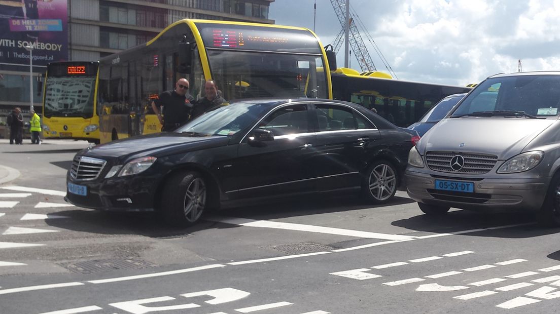 Taxichauffeurs blokkeren Jaarbeursplein.