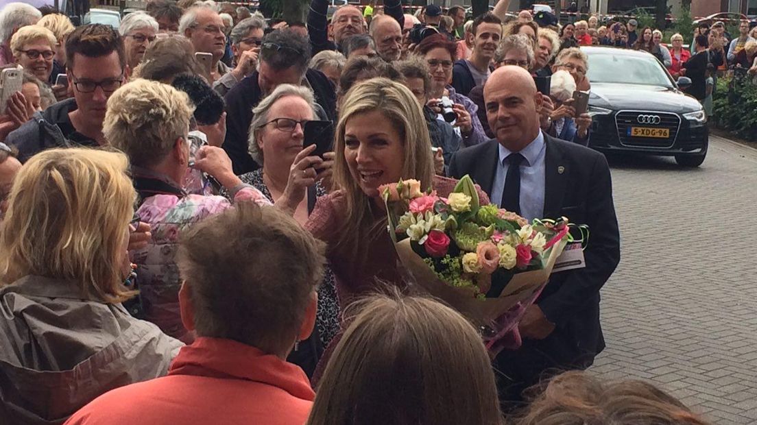 Koningin Máxima begroet het publiek in Nieuw-Buinen (Rechten: RTV Drenthe)