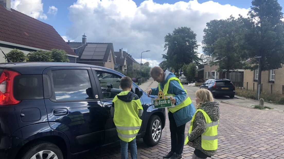 Scholieren spreken auto's aan op verkeersveiligheid Hoedekenskerke