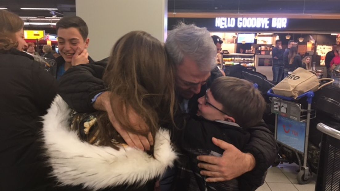 Het wachten op Schiphol duurt lang, heel lang. Maar valt in het niet bij de ruim anderhalf jaar die ze al wachten: Issa Al Badeen uit Syrië en zijn oudste zoon Johnny. Ze staan in de aankomsthal van Schiphol te wachten op moeder Lina, dochter Jolie en jongste zoon Joliean.