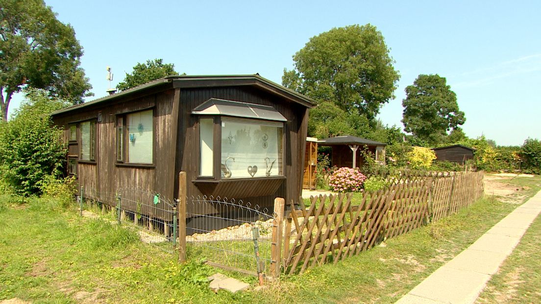 Een stacaravan op Camping De Veerhoeve in Wolphaartsdijk. Eind dit jaar moet het object daar weg zijn.