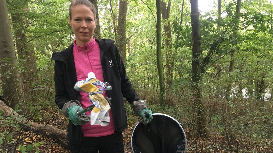 Een vrijwilliger helpt het plantsoen op te ruimen