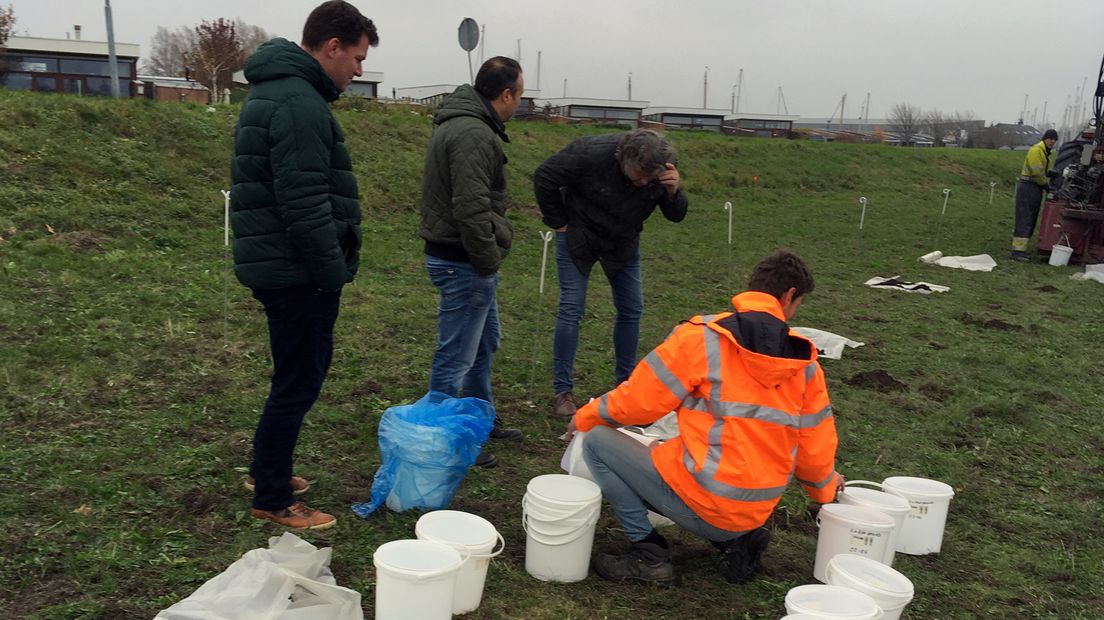 Waterschap Vallei en Veluwe onderzoekt de grond op de Westdijk
