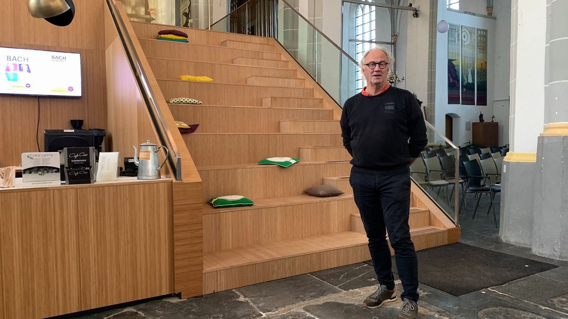 Dick Koster voor de trappen van de nieuwbouw, die ook dienst kunnen doen als tribune