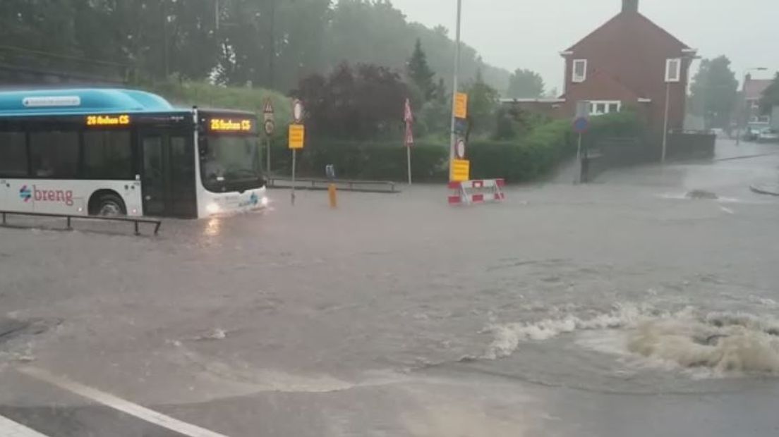 Regen- en onweersbuien hebben op diverse plaatsen in Gelderland voor problemen gezorgd. Alleen al in de regio Gelderland-Midden kreeg de brandweer 300 meldingen over wateroverlast binnen.