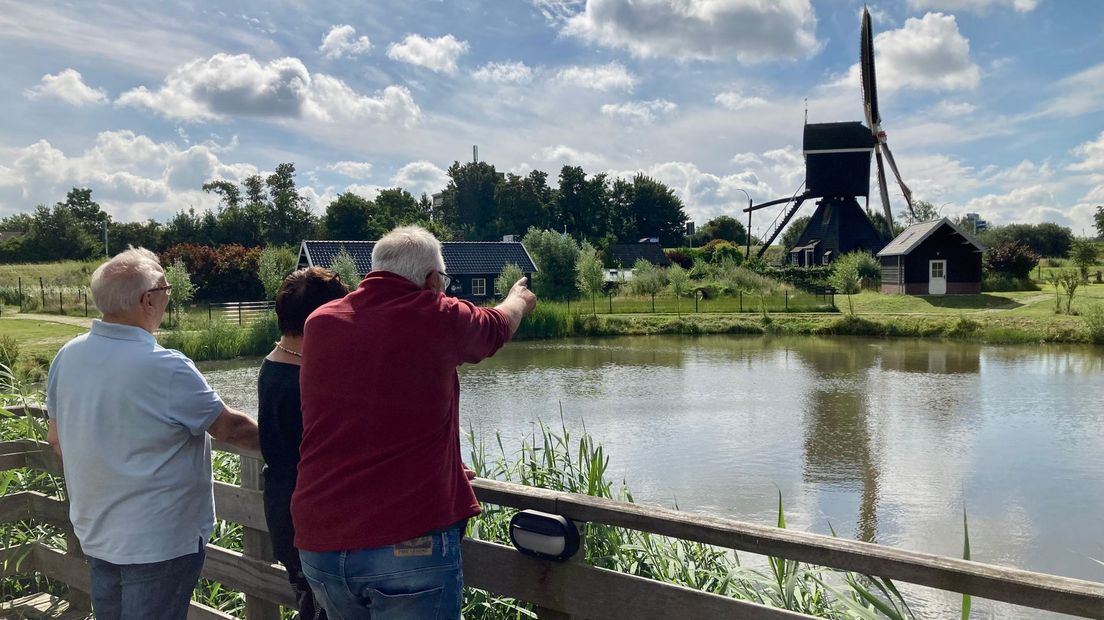 'Ja, daar komt het terras van de geiten!' Het bestuur kijkt uit naar de opening van de kinderboerderij.