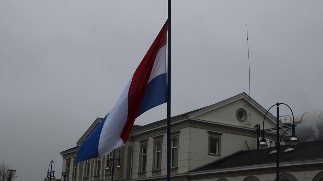 Vlag bij het station in Zwolle hangt halfstok