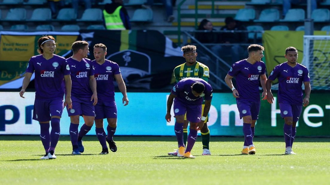 Spelers van FC Groningen feliciteren elkaar met de 1-0.