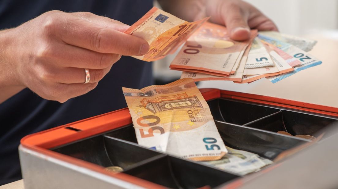 Kredietbankdirecteur Jan Tingen roept mensen op om vooral niet te lang te wachten met het aanmelden voor schuldsanering (Rechten: F. van Os/RTV Drenthe)