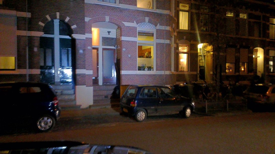 Een vrouw is zondagavond in haar huis aan de Graaf Lodewijkstraat in Arnhem door twee mannen overvallen.